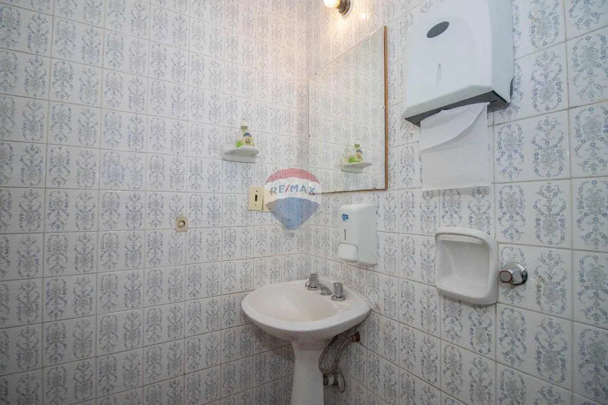 VENTA DE OFICINAS CON RENTA EN EL CENTRO PISO 10 8
