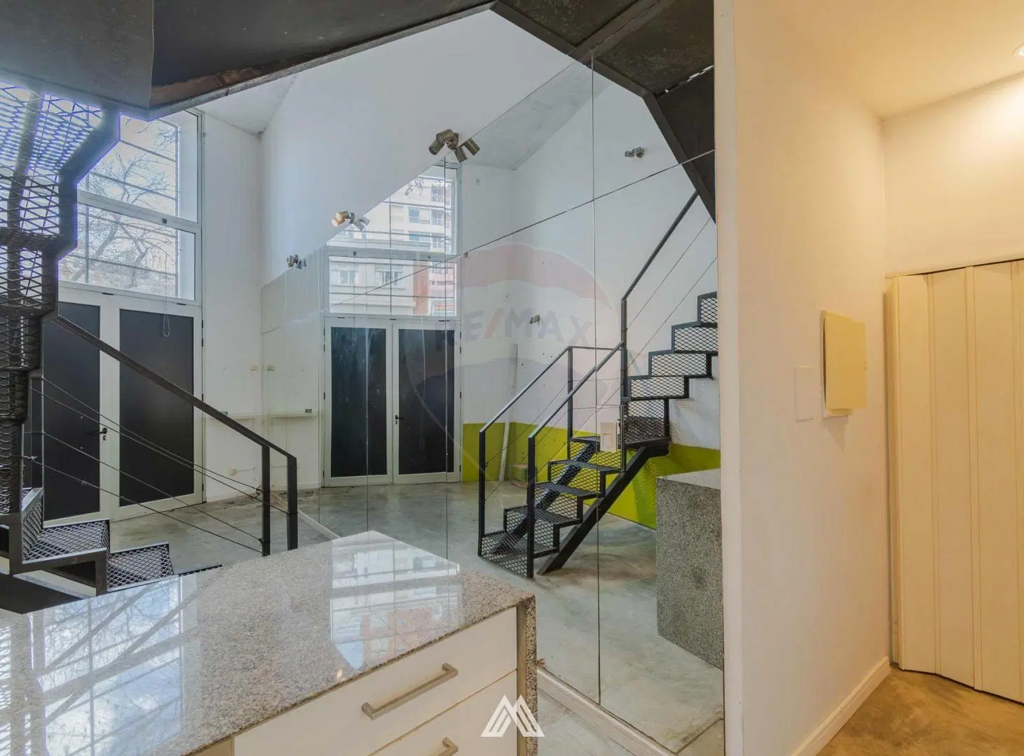 VENTA APTO TRIPLEX UN DORM 2 BAÑOS PARR. POCITOS 8