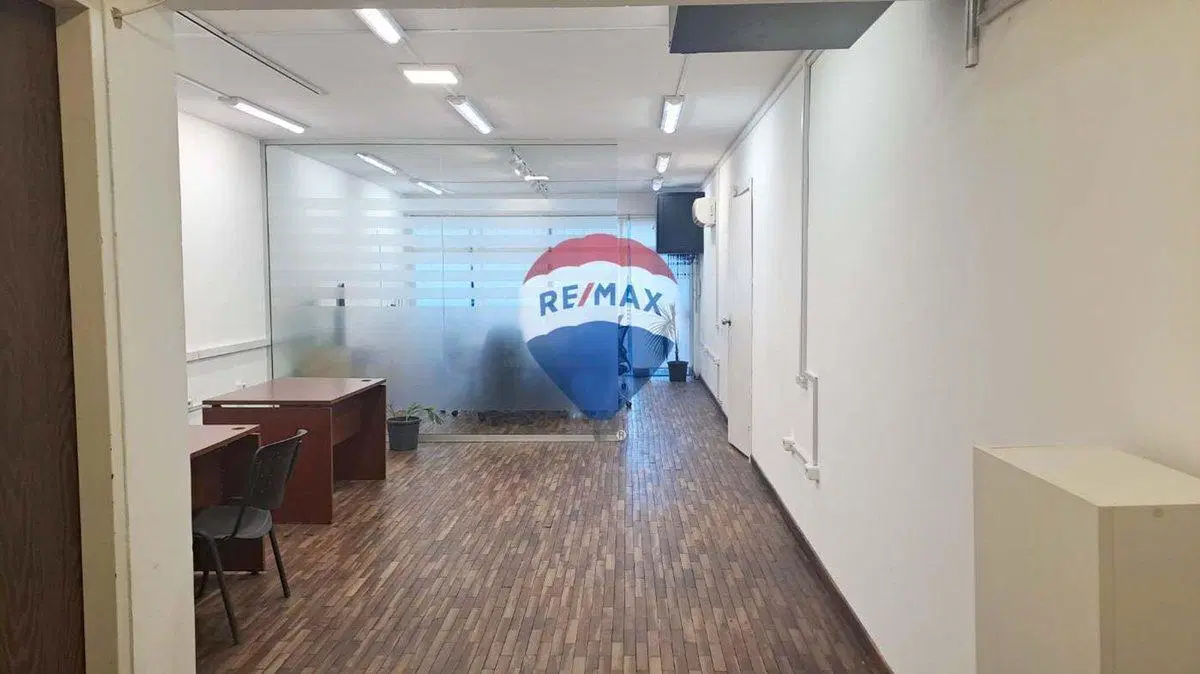 VENTA OFICINA CON RENTA CIUDAD VIEJA 8