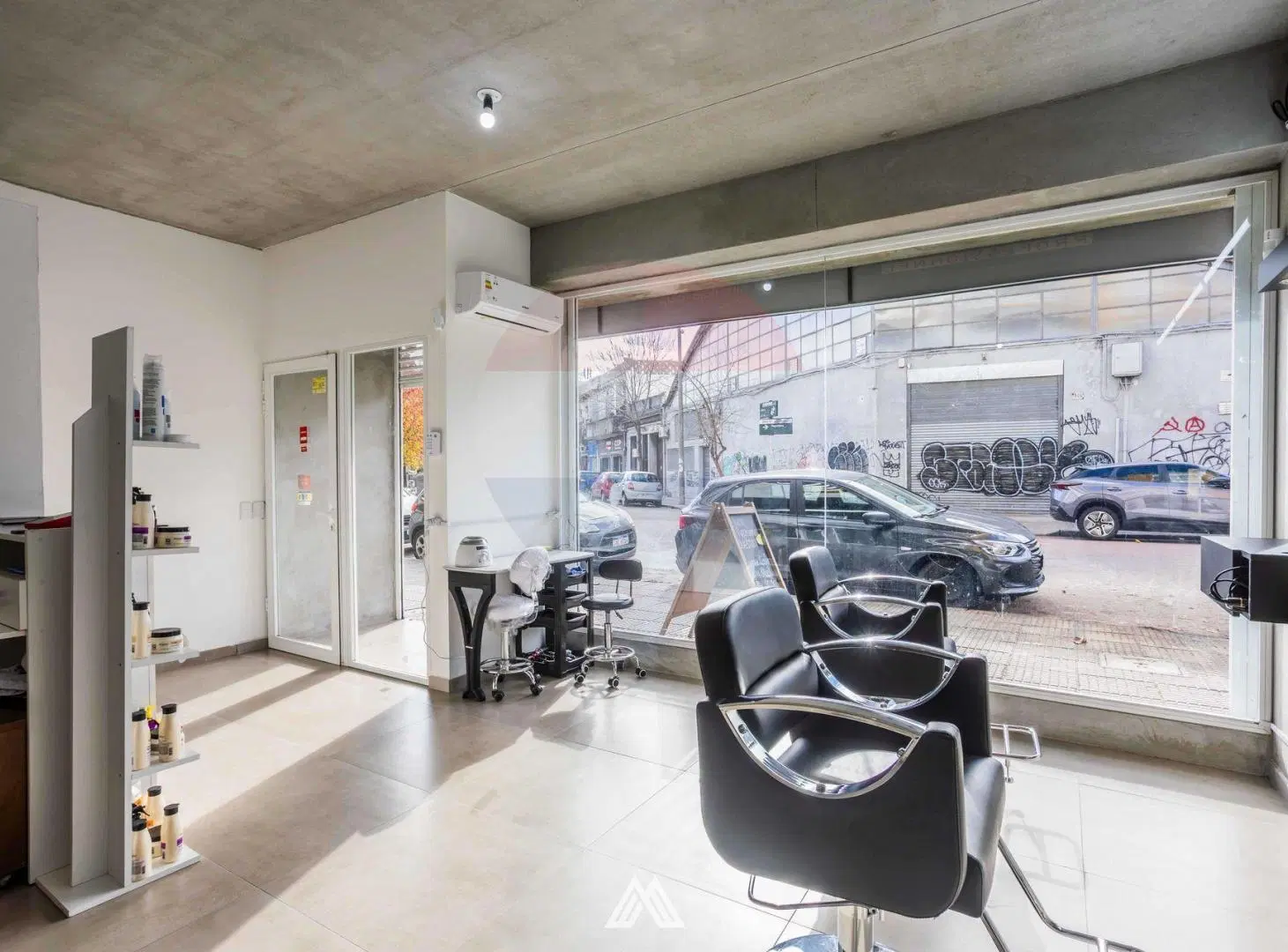 VENTA LOCAL COMERCIAL CON RENTA 6,5% TRES CRUCES 1