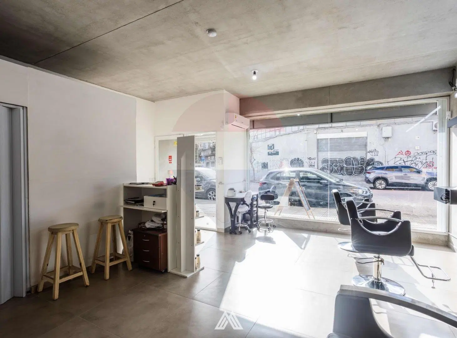 VENTA LOCAL COMERCIAL CON RENTA 6,5% TRES CRUCES 3