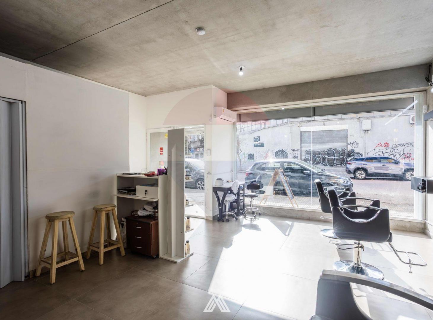 Foto de VENTA LOCAL COMERCIAL CON RENTA 6,5% TRES CRUCES, imagen 3