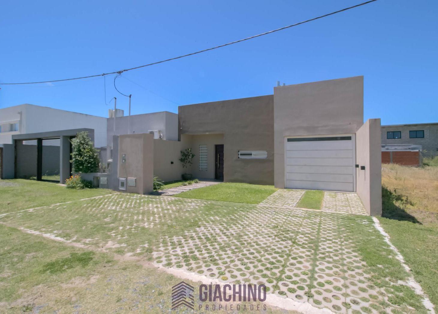 Foto de Casa en venta en Lisandro Olmos de 2 dormitorios con Pileta y cochera, imagen 5