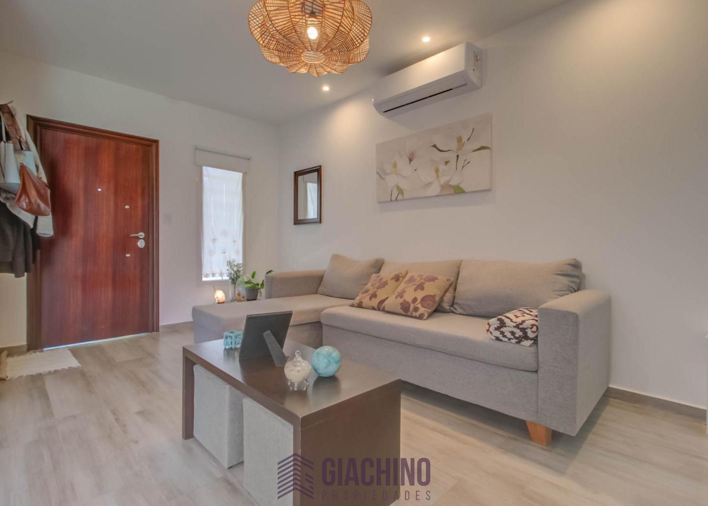 Foto de Casa en venta en Lisandro Olmos de 2 dormitorios con Pileta y cochera, imagen 2