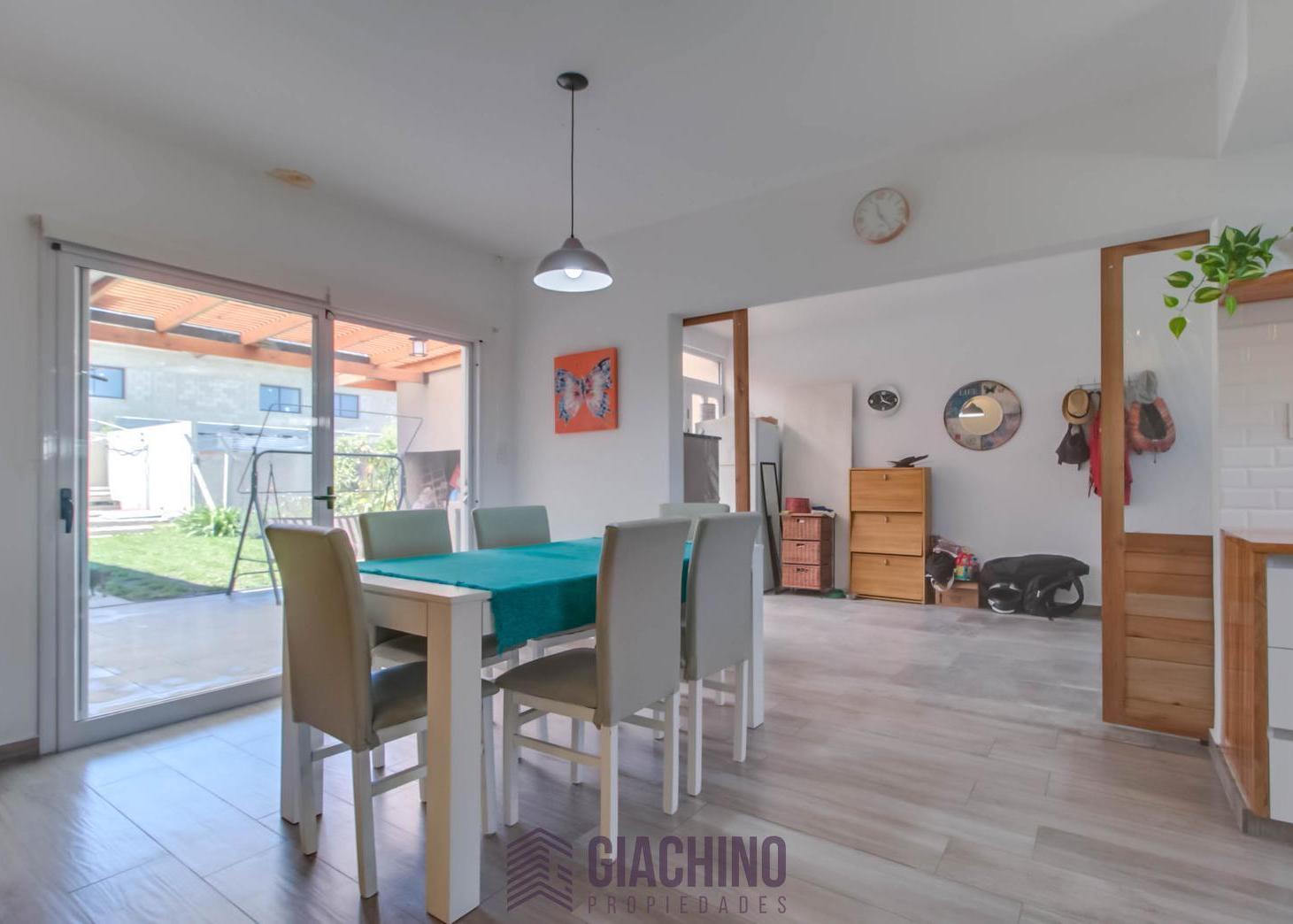 Foto de Casa en venta en Lisandro Olmos de 2 dormitorios con Pileta y cochera, imagen 1