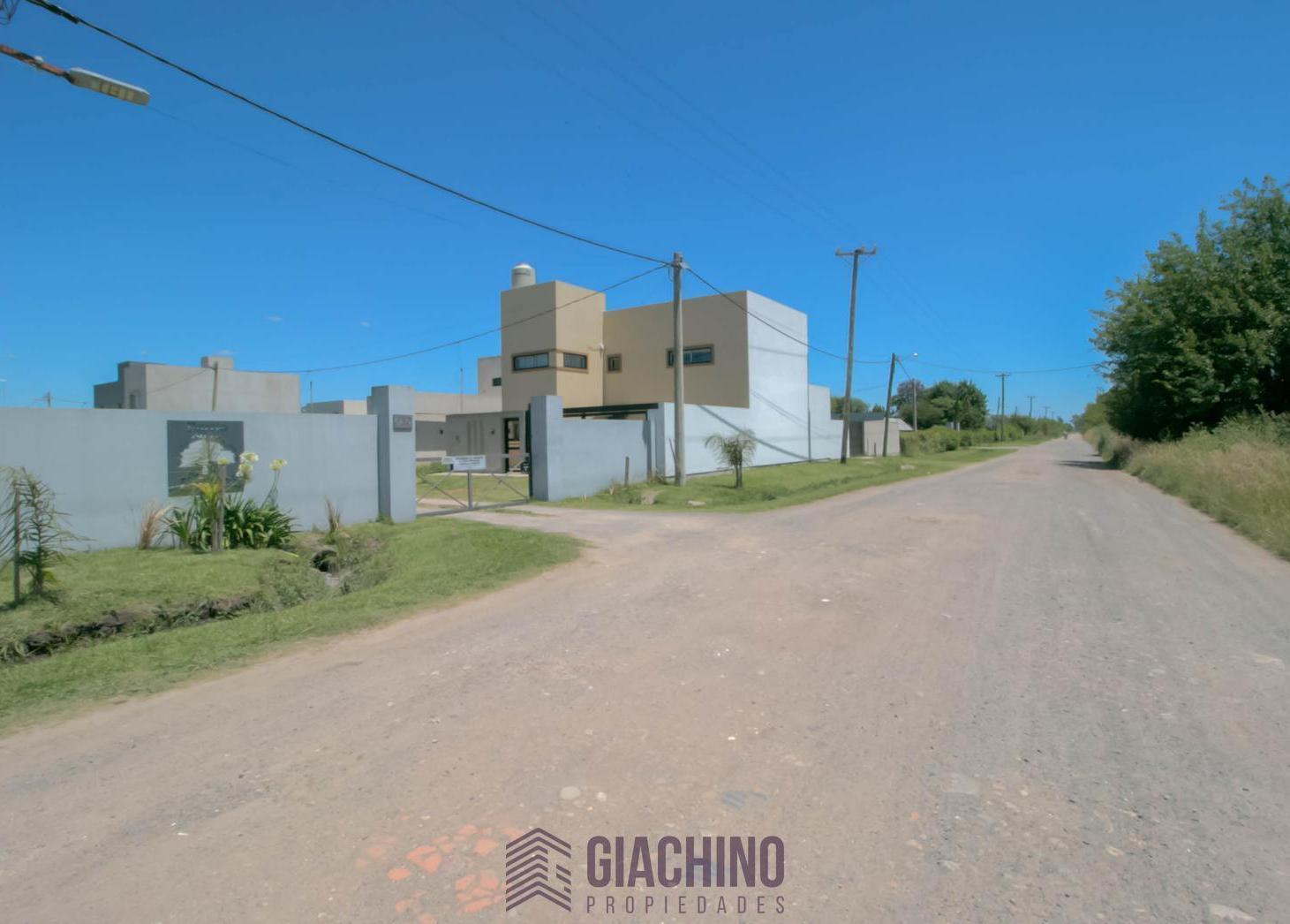 Foto de Casa en venta en Lisandro Olmos de 2 dormitorios con Pileta y cochera, imagen 3