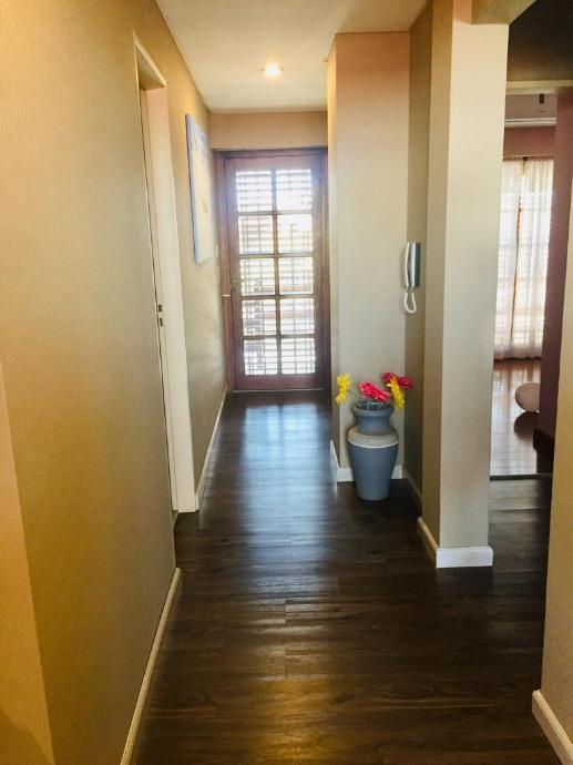 Venta. Casa de 5 Amb con Cochera, Quincho y Fondo Libre 2