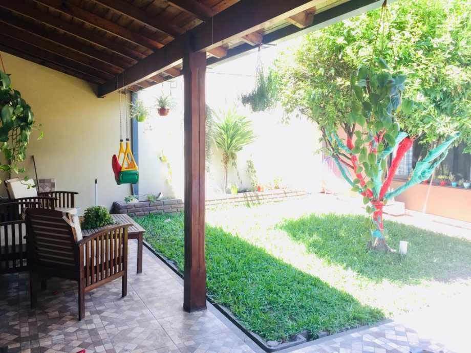 Venta. Casa de 5 Amb con Cochera, Quincho y Fondo Libre 3