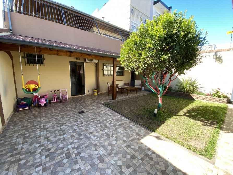 Venta. Casa de 5 Amb con Cochera, Quincho y Fondo Libre 4
