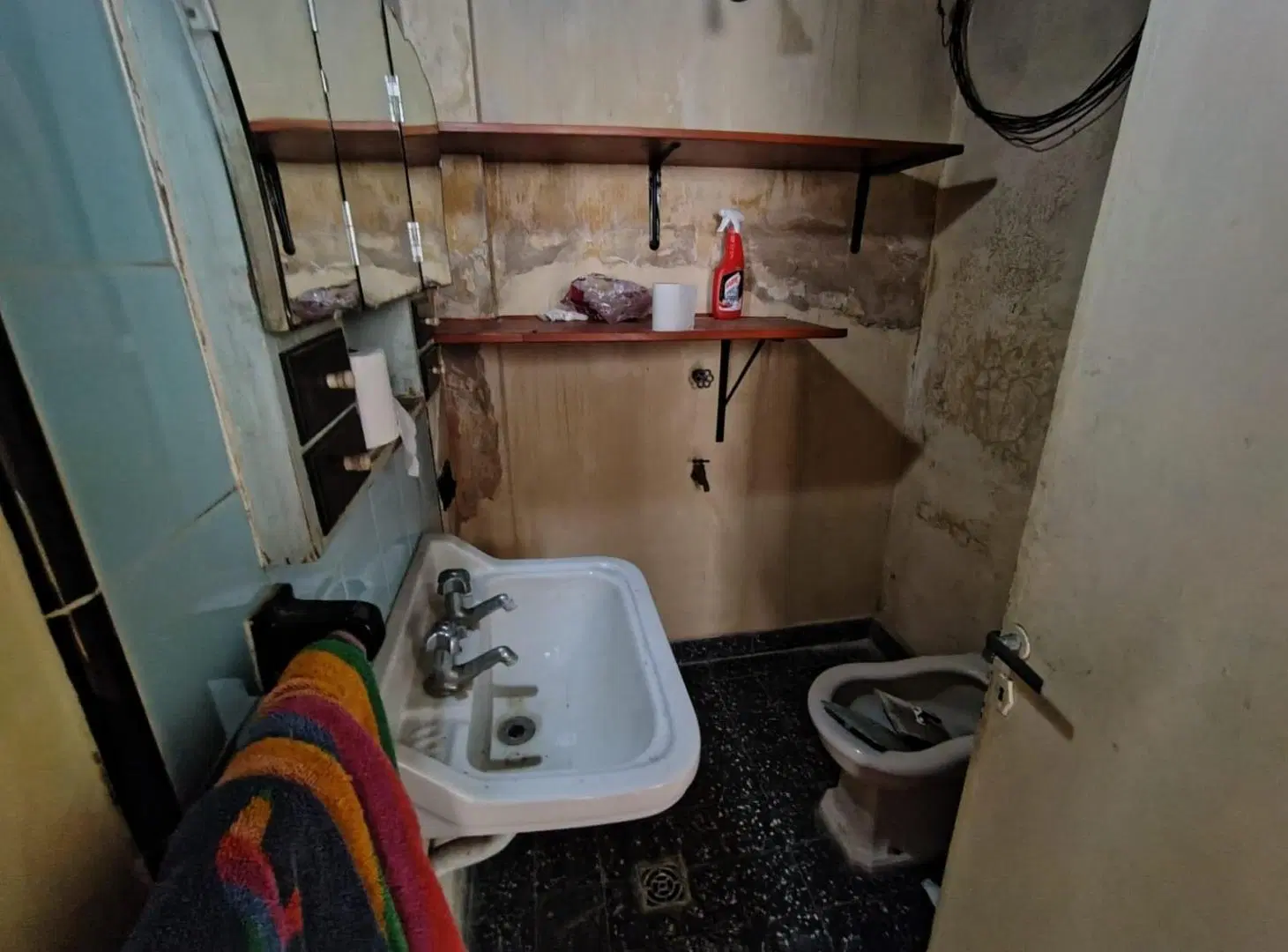 VENTA. CASA DE 4 AMB C/PATIO, QUINCHO, COCHERA Y TERRAZA. APTO CREDITO 4