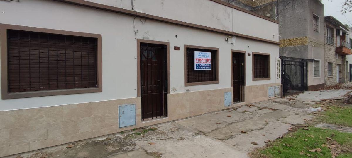 ALQUILER. PH DE 2 AMB AL FRENTE CON PATIO.