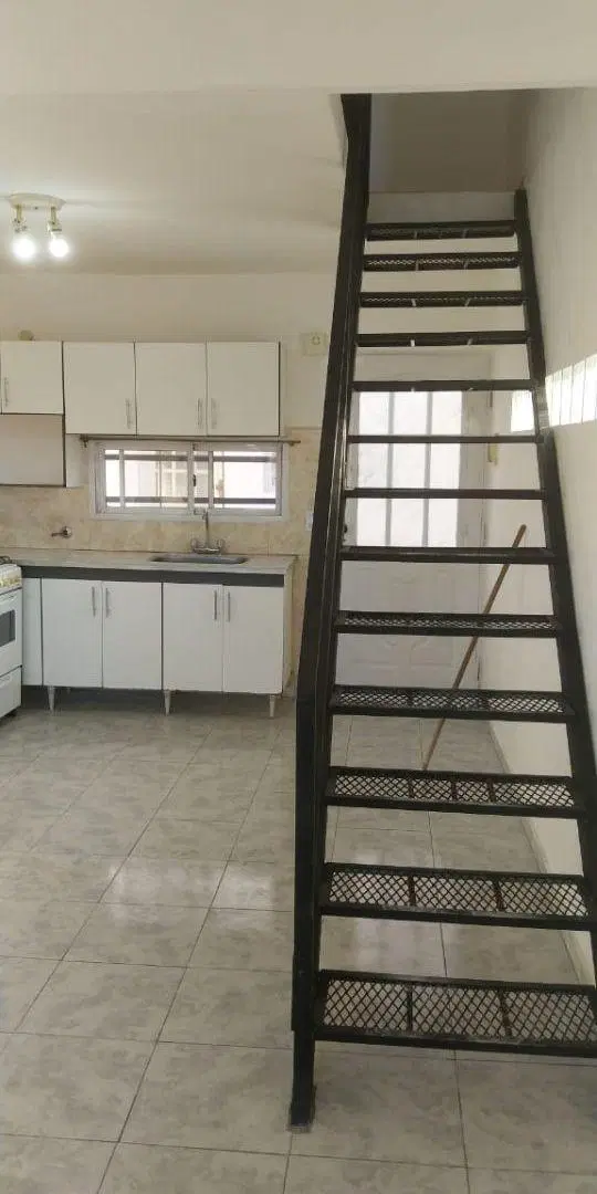 ALQUILER. PH DE 2 AMB EN DUPLEX, PRIMER PISO POR ESCALERA S/AV. 9 DE JULIO 2