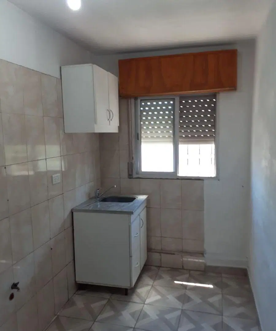 ALQUILER. PH DE 2 AMB EN 1° PISO X ESCALERA S/ AVENIDA. S/EXPENSAS 1
