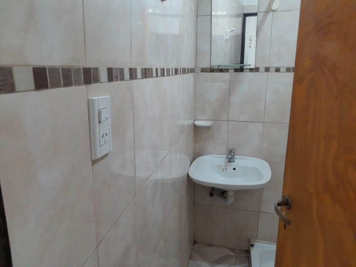 ALQUILER. PH DE 2 AMB EN 1° PISO X ESCALERA S/ AVENIDA. S/EXPENSAS 8