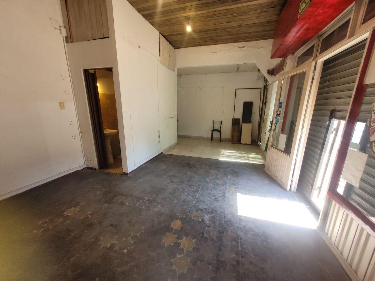 Foto de VENTA EN BLOCK. UN LOCAL Y DOS DEPARTAMENTOS SOBRE AVENIDA, imagen 1