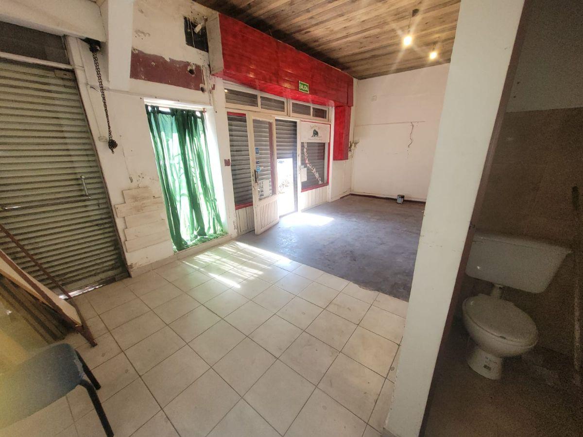Foto de VENTA EN BLOCK. UN LOCAL Y DOS DEPARTAMENTOS SOBRE AVENIDA, imagen 2