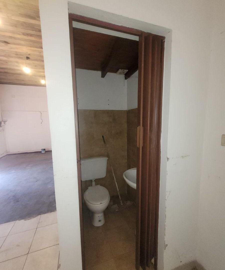 Foto de VENTA EN BLOCK. UN LOCAL Y DOS DEPARTAMENTOS SOBRE AVENIDA, imagen 4