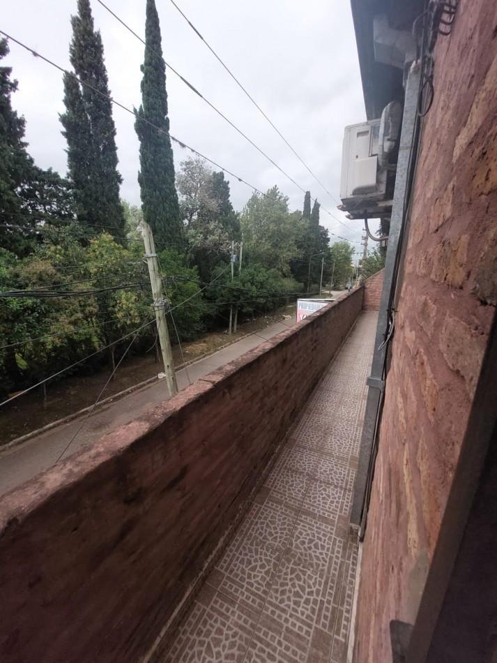 Importante Propiedad Multifamilir: Amplio Salon, Casa en Primer Piso y Departamento Al Fondo 2