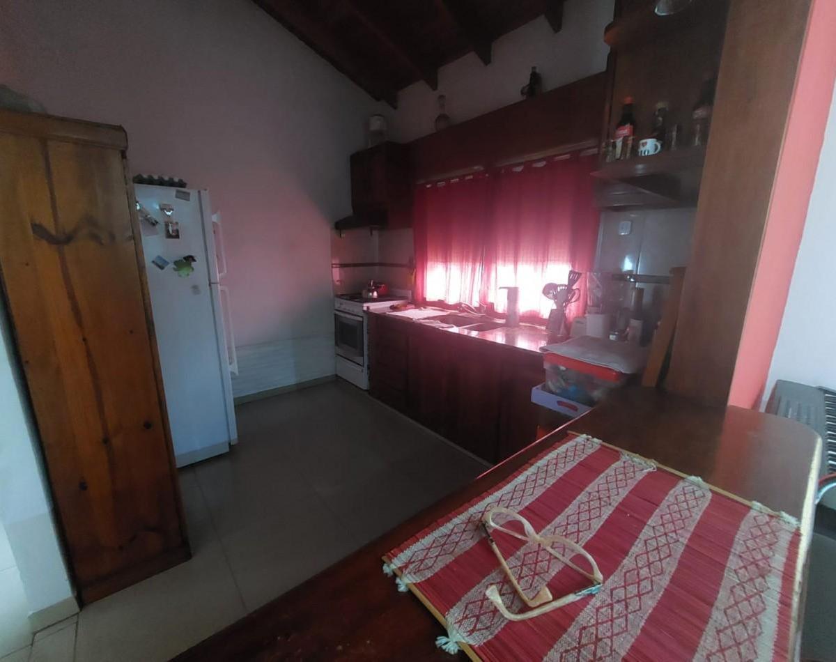 Importante Propiedad Multifamilir: Amplio Salon, Casa en Primer Piso y Departamento Al Fondo 1