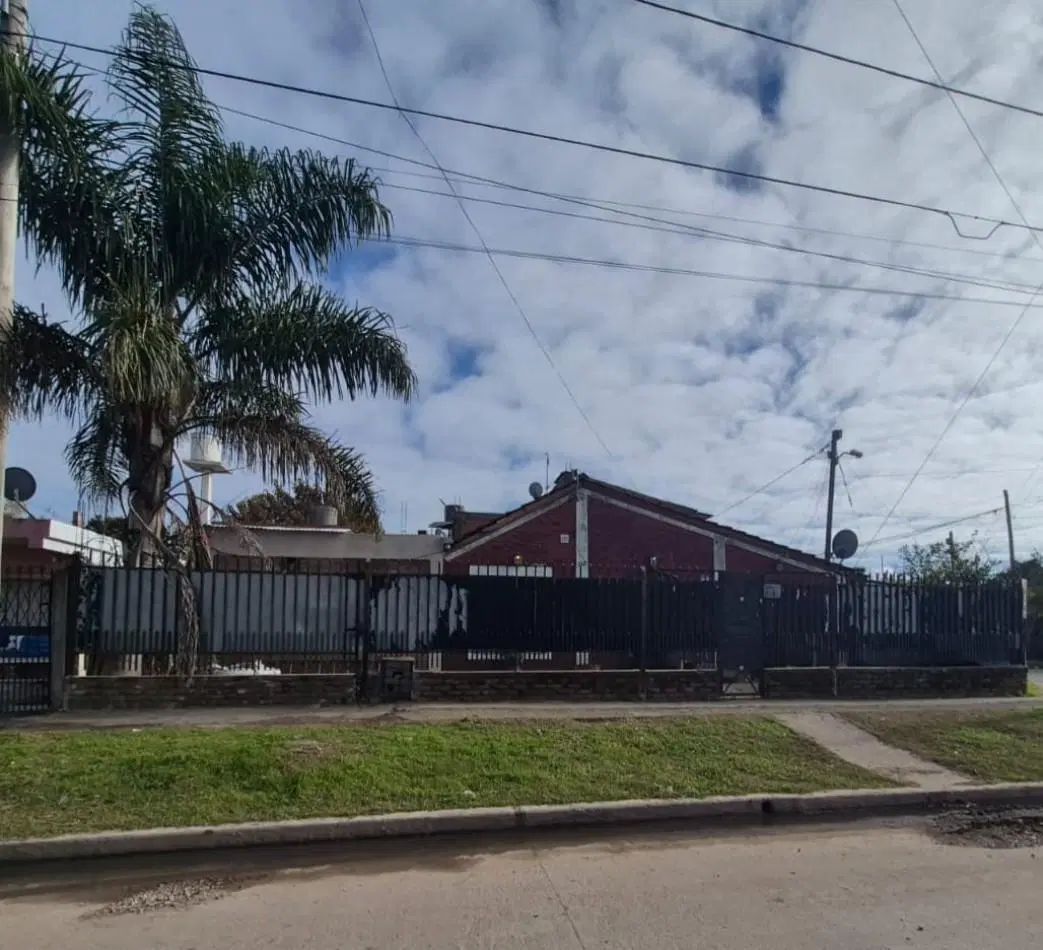 EXCELENTE CASA EN GONZALEZ CATAN 2