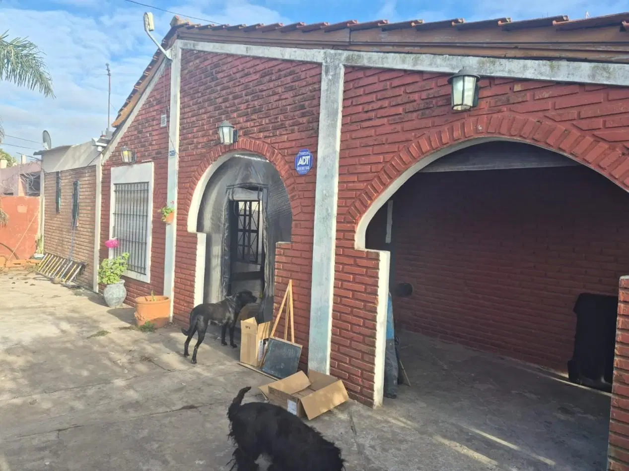 EXCELENTE CASA EN GONZALEZ CATAN 4