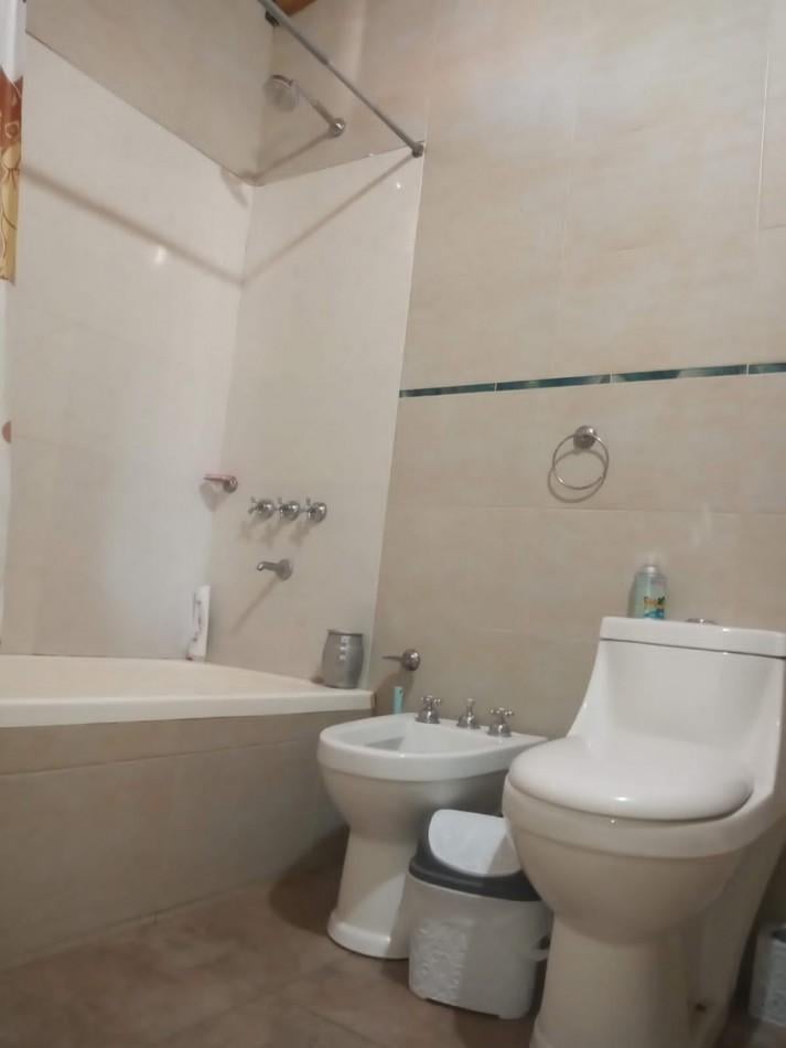 Foto de Casa 4 ambientes y 4 Locales, Gonzalez Catan., imagen 2