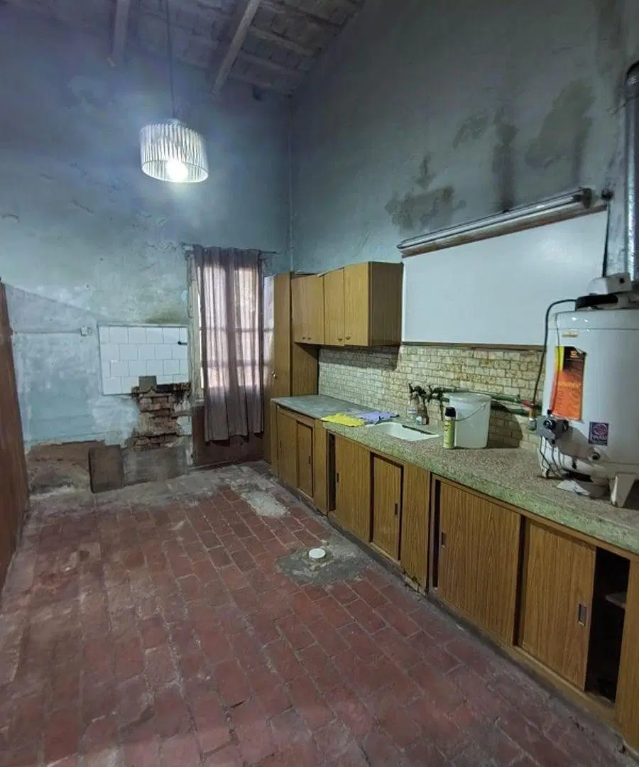 CASA ANTIGUA A RECICLAR EN VENTA – EXCELENTE UBICACIÓN EN BURZACO 3