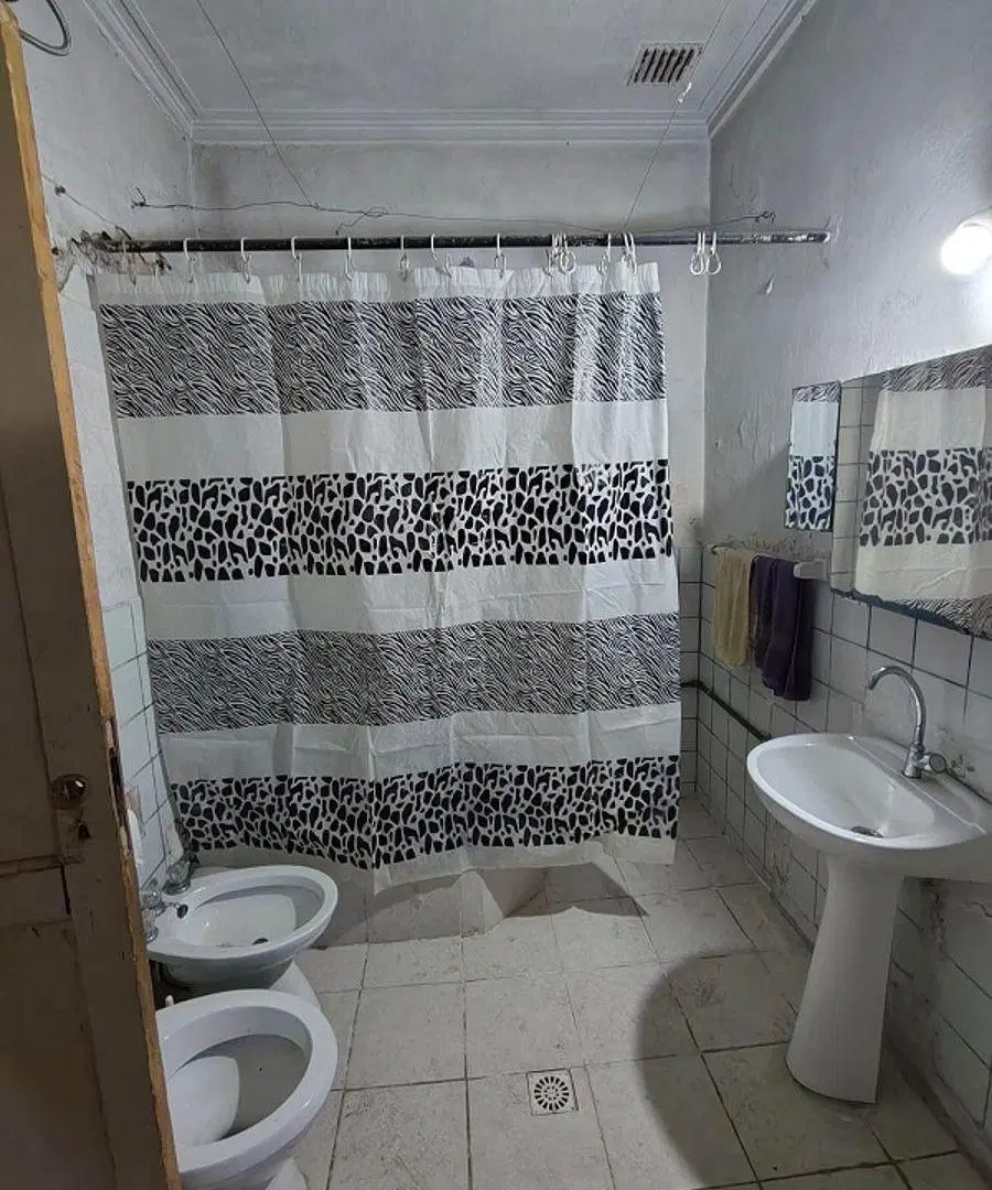 CASA ANTIGUA A RECICLAR EN VENTA – EXCELENTE UBICACIÓN EN BURZACO 2