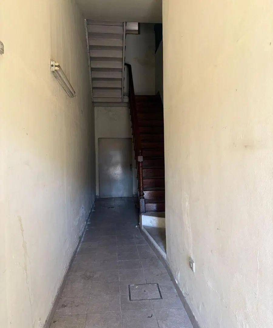 DEPTO. 4 AMBIENTES SOBRE AV. HIPOLITO YRIGOYEN 3