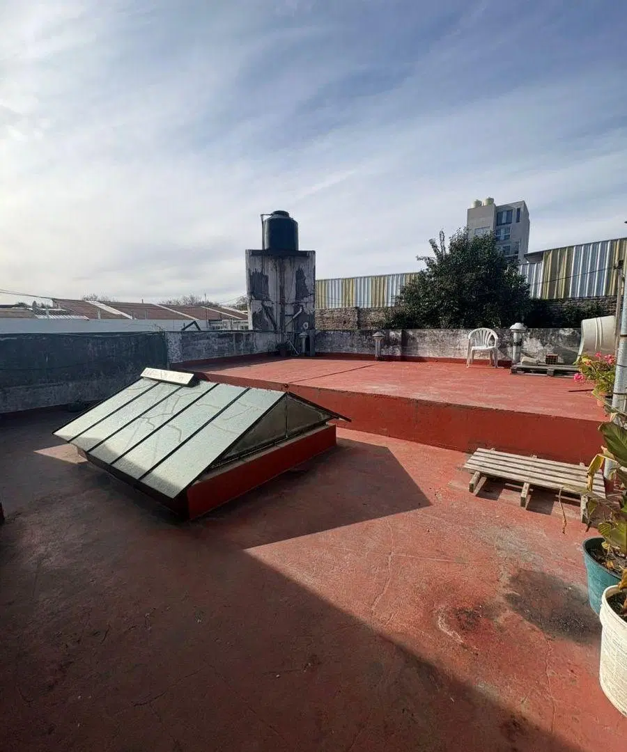 DEPTO. 4 AMBIENTES SOBRE AV. HIPOLITO YRIGOYEN 8