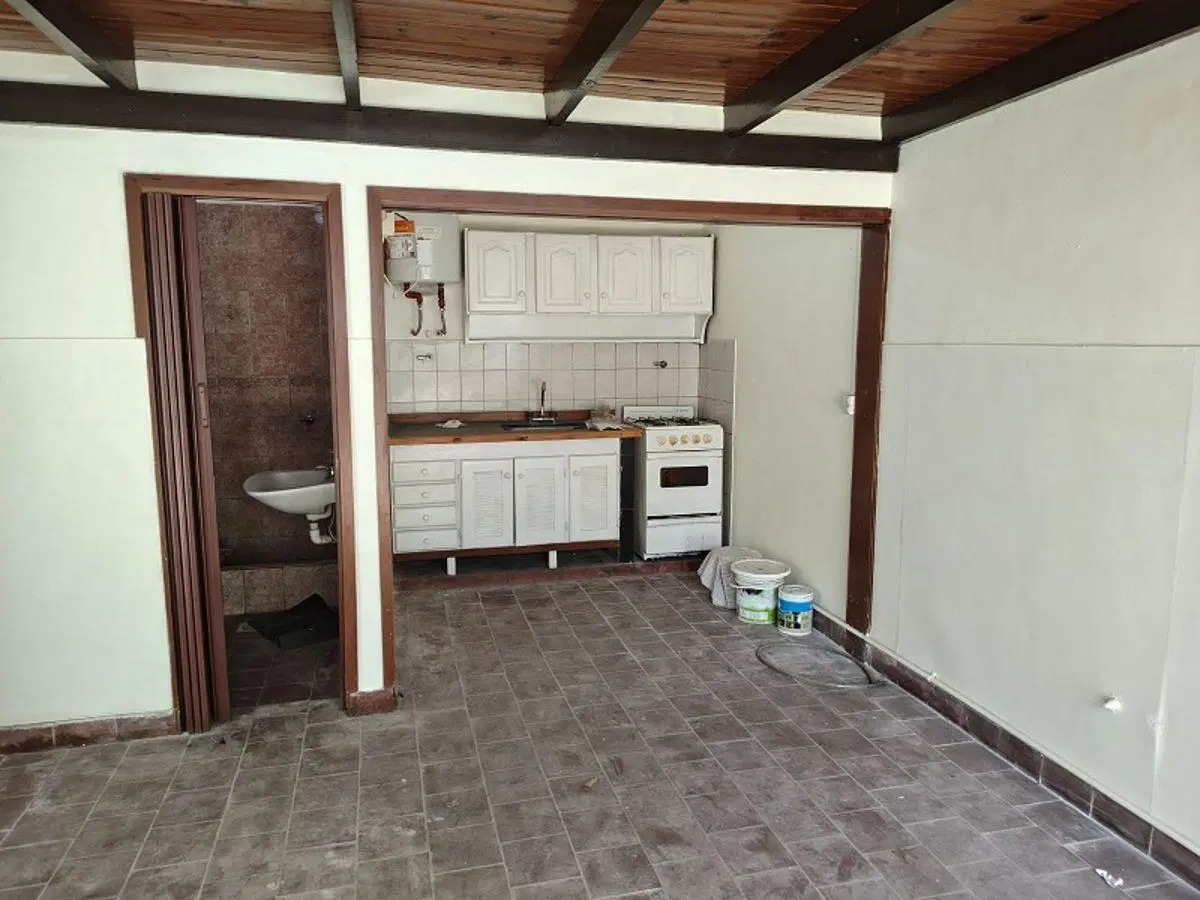 DEPTO. EN ALQUILER TIPO PH EN BURZACO 3