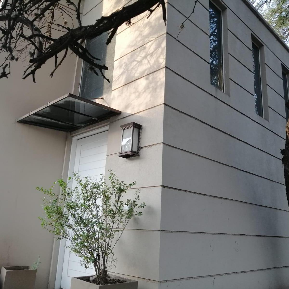 Hermosa Casa en Venta en Jardines del Jockey 4