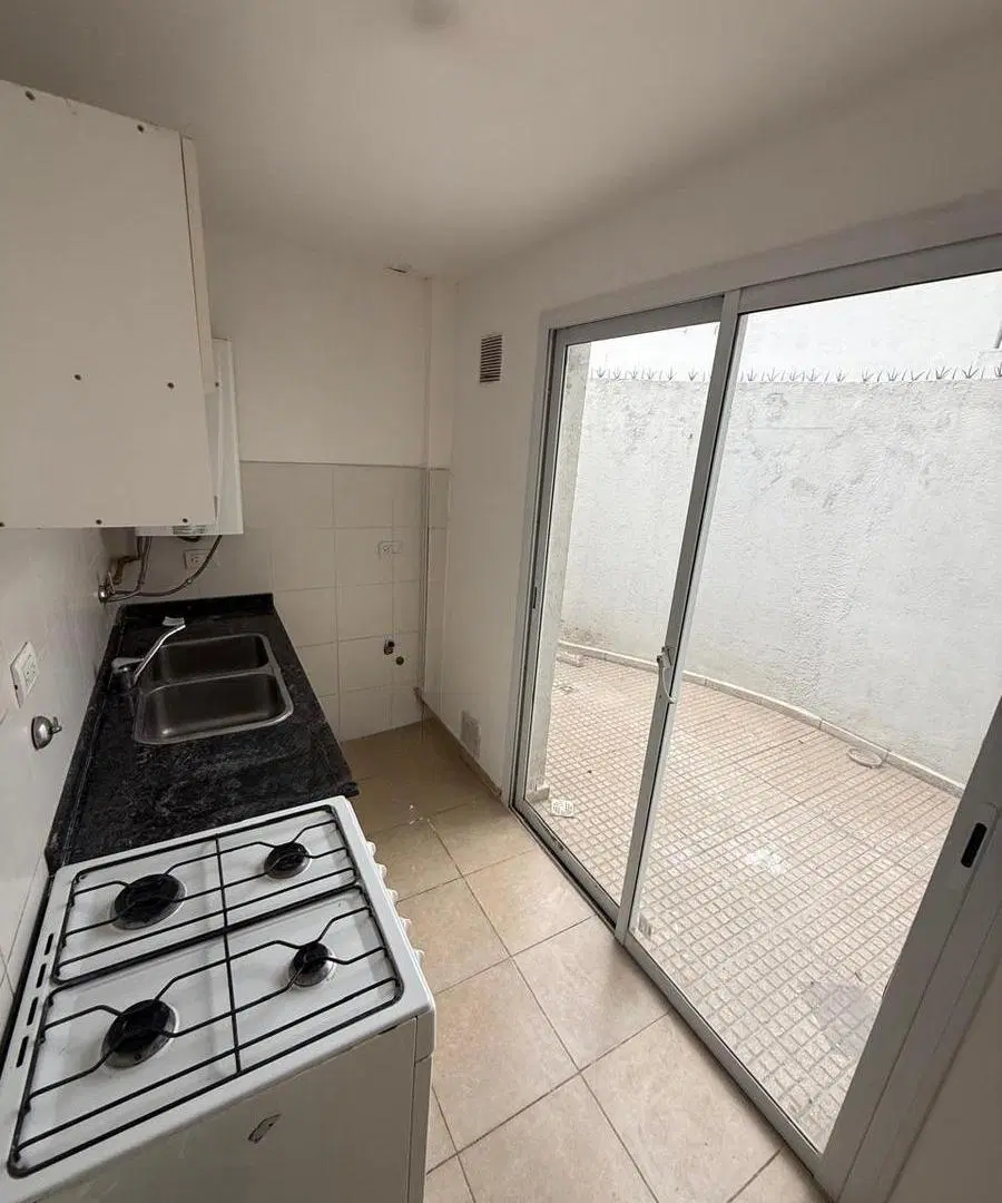 ALQUILER! DEPTO 1 DORMITORIO - 2 PATIOS- COCHERA 5