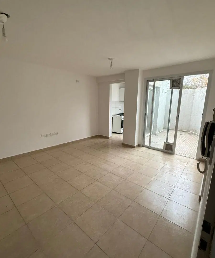 ALQUILER! DEPTO 1 DORMITORIO - 2 PATIOS- COCHERA 3