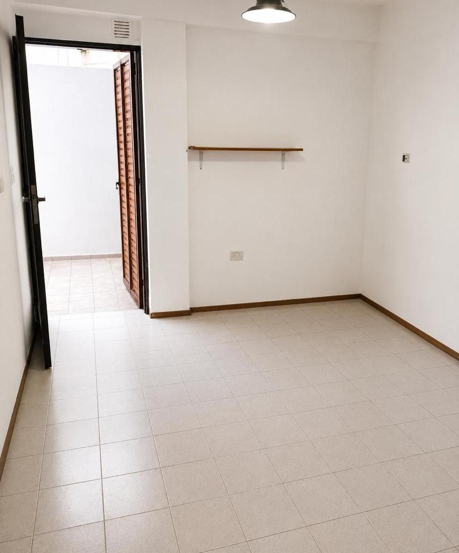 Foto de Departamento en Venta 1 dormitorio Planta Baja con Patio a mts Plaza Colon., imagen 2