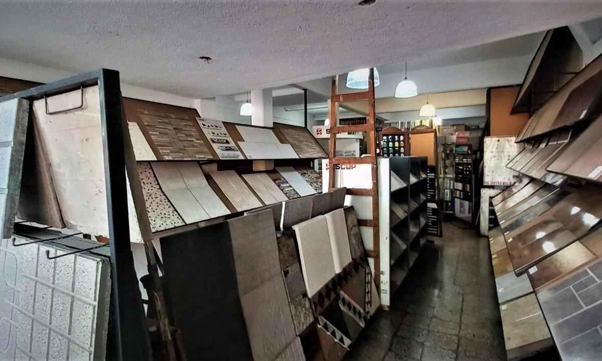 Local Comercial. Depositos. Dos Departamentos en P. A. Sobre Av. Doble Lote. 5