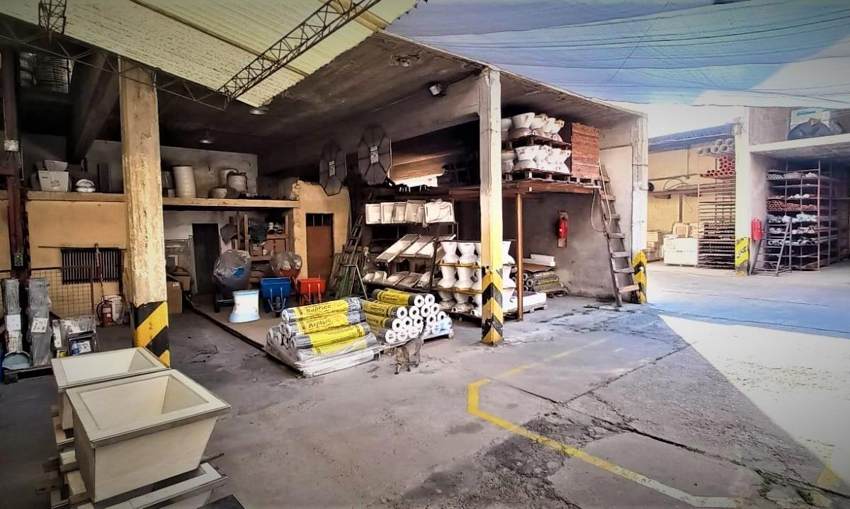 Local Comercial. Depositos. Dos Departamentos en P. A. Sobre Av. Doble Lote. 4