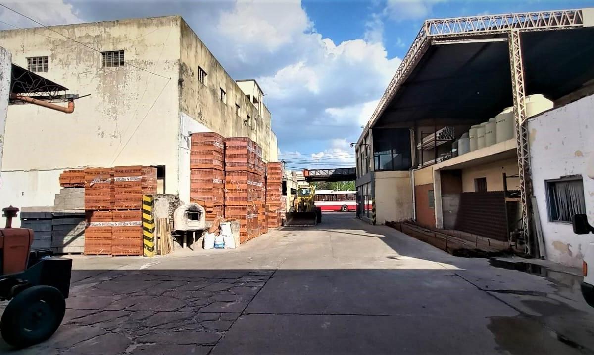 GALPON Y LOCAL COMERCIAL. DOBLE LOTE SOBRE AVENIDA.