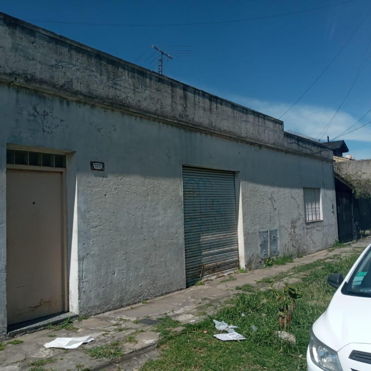Casa con local y departamento dos ambientes