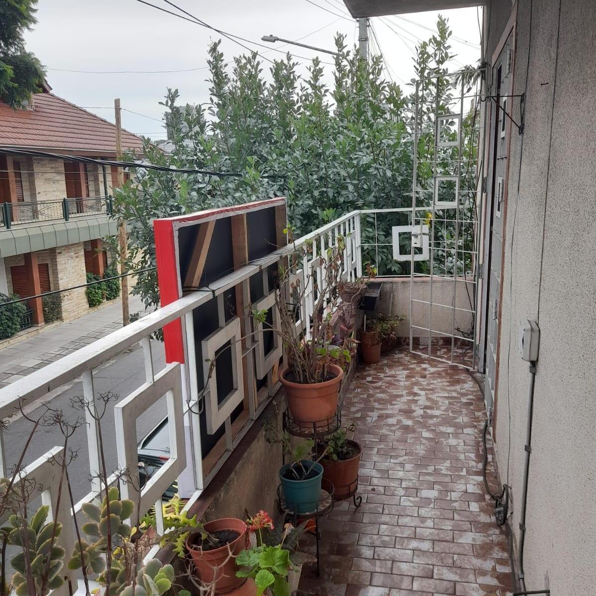 Departamento semipiso tres ambientes con terraza propia y balcón al frente