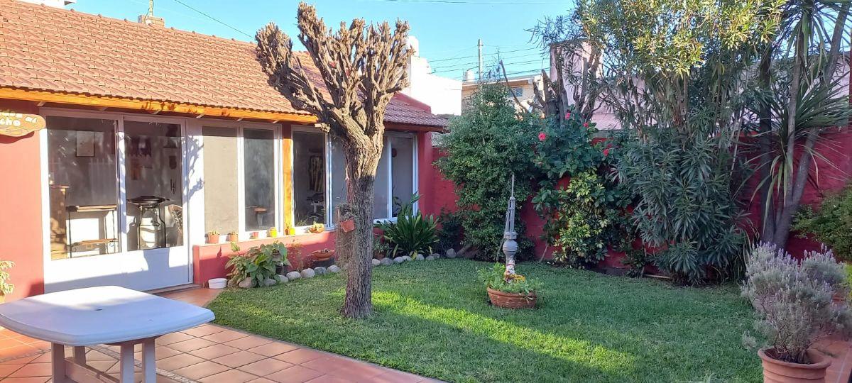 Foto de SOLIDA CASA 5 AMBIENTES CON QUINCHO, imagen 1