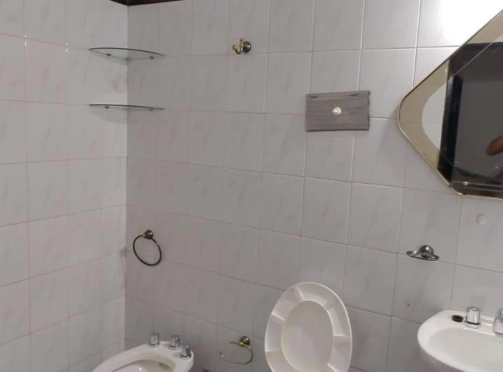 ALQUILO CASA 3 DORM. C/ COCHERA, B° LOS GIGANTES 3