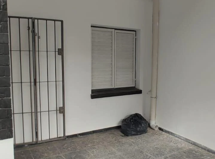ALQUILO CASA 3 DORM. C/ COCHERA, B° LOS GIGANTES 1