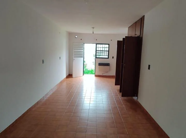 ALQUILO CASA 3 DORM. C/ COCHERA, B° LOS GIGANTES 4