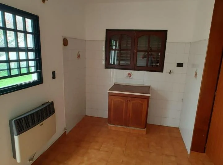 ALQUILO CASA 3 DORM. C/ COCHERA, B° LOS GIGANTES 5