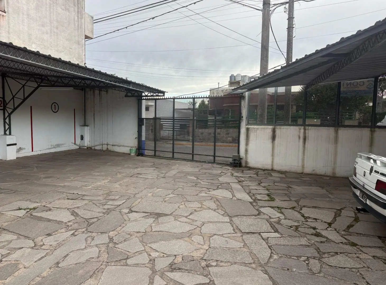 TERRENOS MAS GALPON EN VENTA CENTRO LA FALDA 8