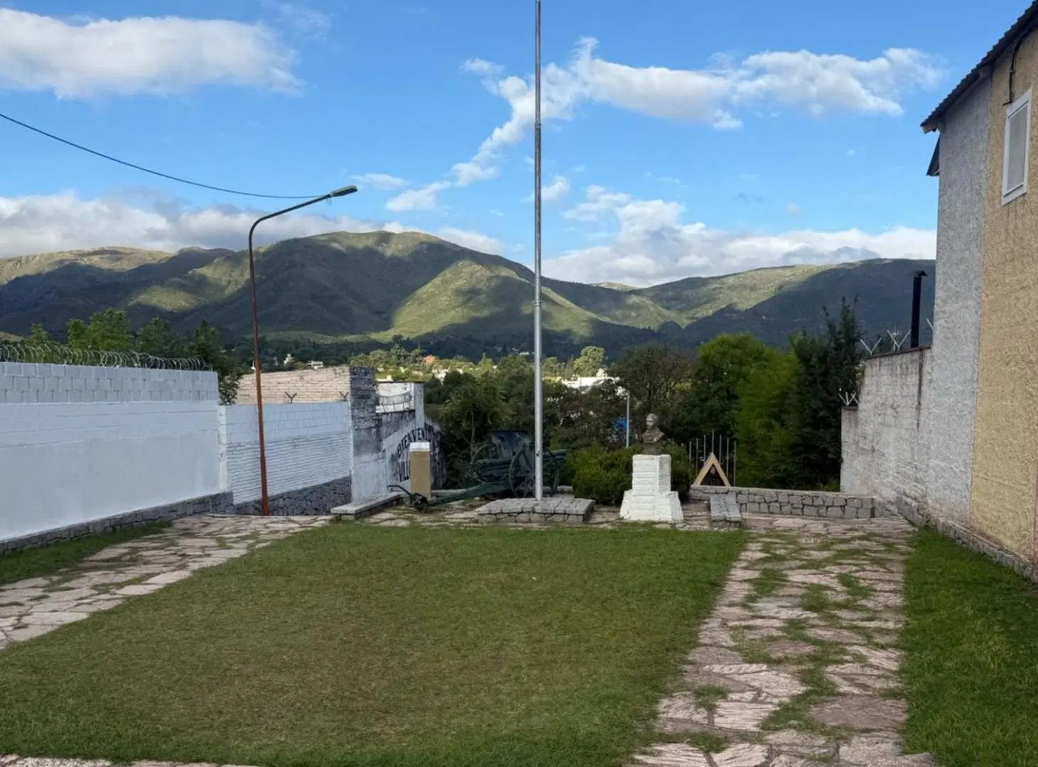 CASA EN VENTA EN LA FALDA 2