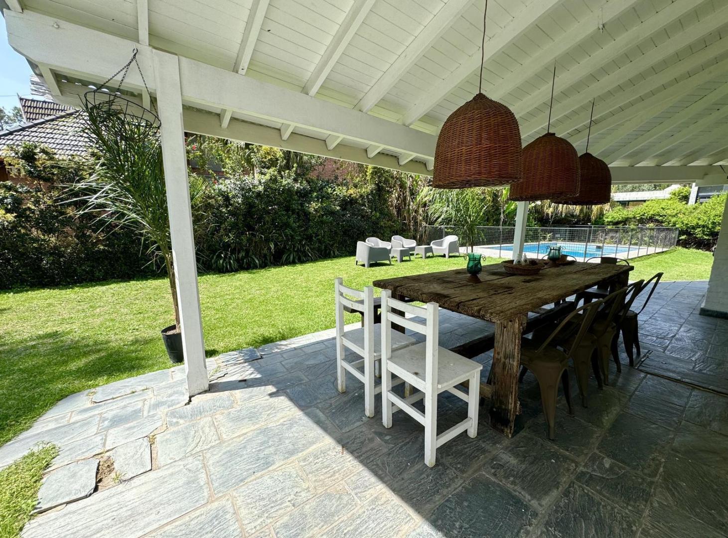 Casa En Venta - Lote y Medio Central - Miraflores Country Club