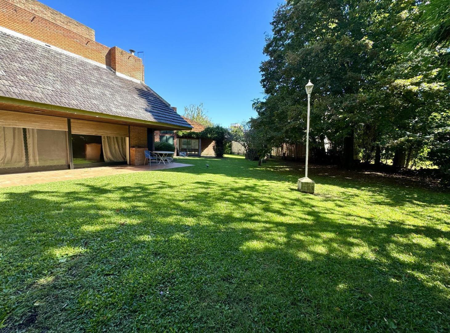 Retasada Casa En Venta - Dos Lotes Súper Centrales - Miraflores Country Club