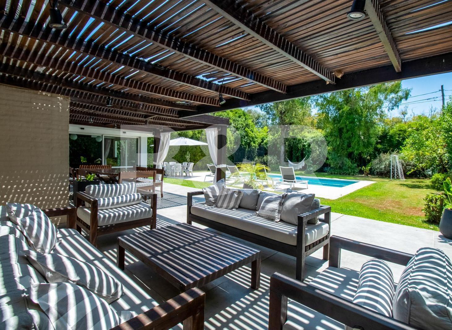 Excelente Casa en Venta 5 Ambientes - Las Lomitas, Miraflores Country Club